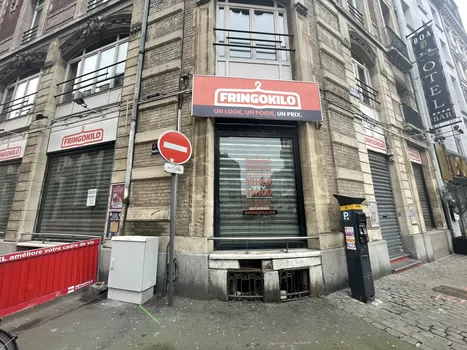 Avant sa fermeture définitive, la friperie Fringokilo de Lille liquide tous ses vêtements à 1€